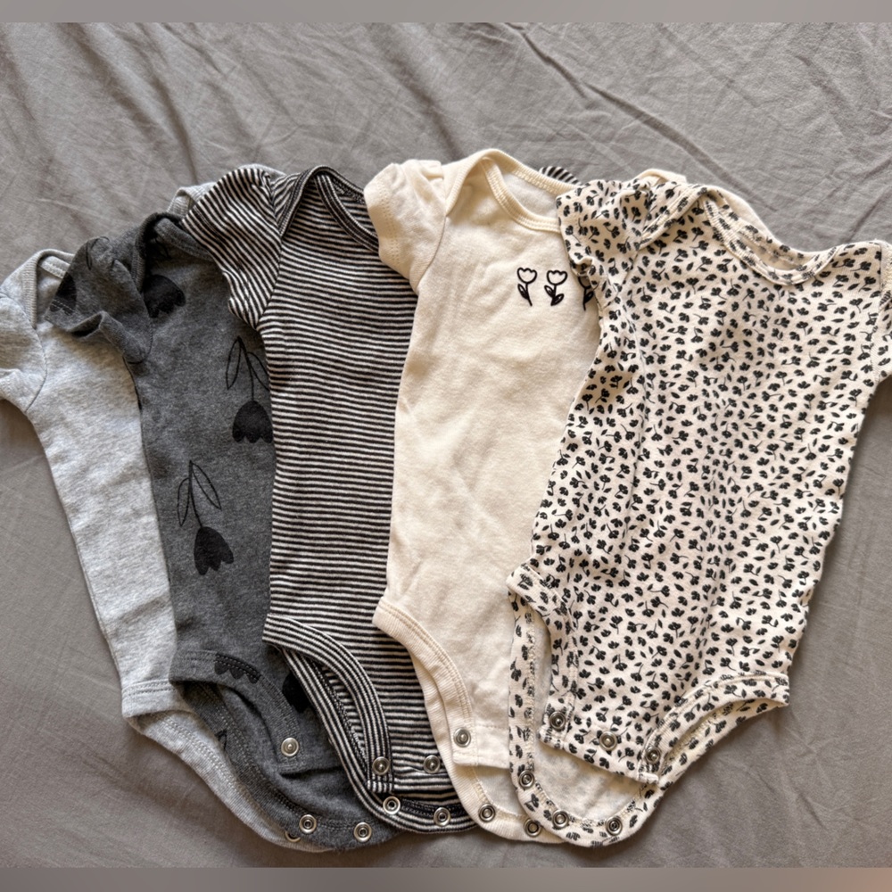 Carter’s newborn Bodysuits in Neutral Tones